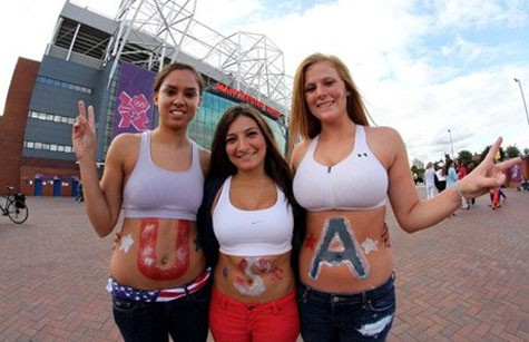 3 cô gái người Mỹ ăn mặc khá sexy, khoe vòng 2 khi chụp ảnh lưu niệm ở thành phố Manchester trước trận đấu bán kết môn bóng đá nữ giữa Mỹ và Canada ngày 8/6 trên SVĐ Old Trafford.